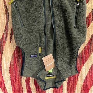 Mens Patagonia army green fleece vest. Size small. BNWT